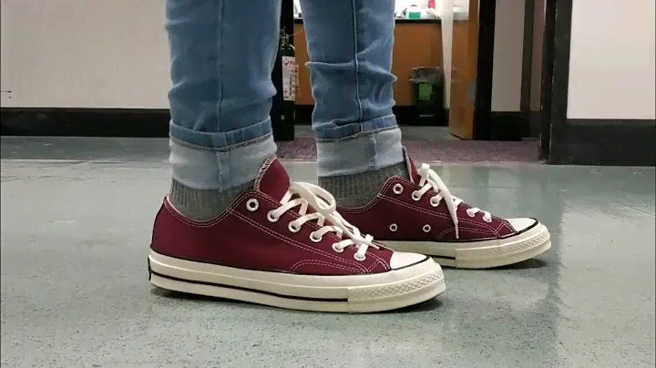 Converse Chuck 70's Maroon on feet